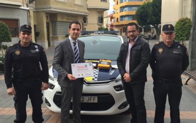 EL AYUNTAMIENTO DE CATRAL INSTALA UN DESFIBRILADOR EN EL VEHICULO DE LA POLICIA LOCAL